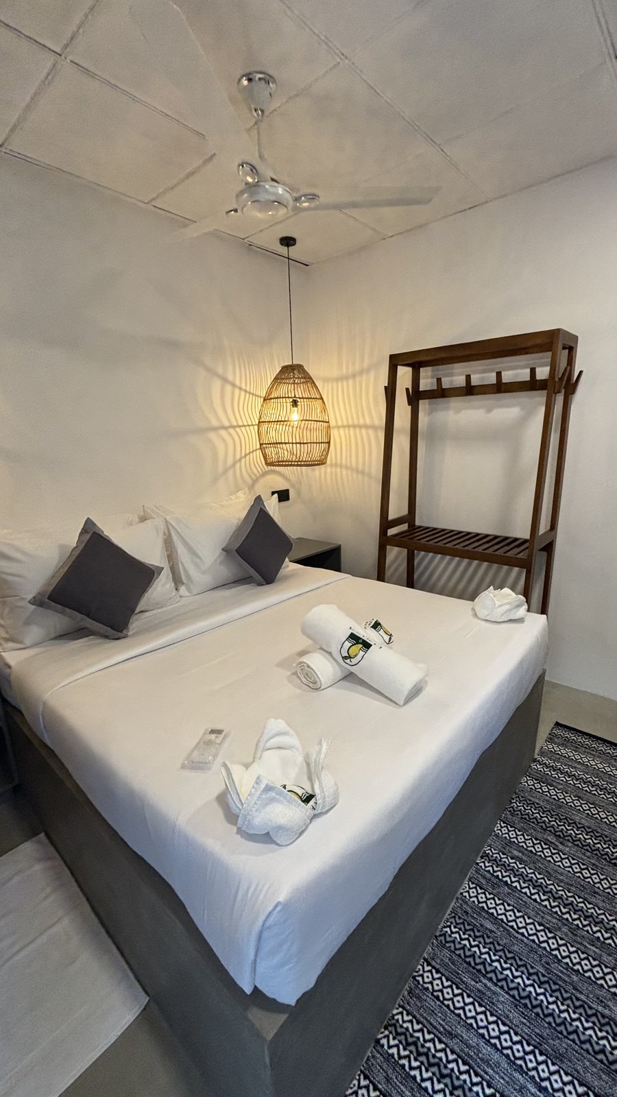 Olive deluxe double room at LÁ MANGÁ with a private entrance and woven pendant light