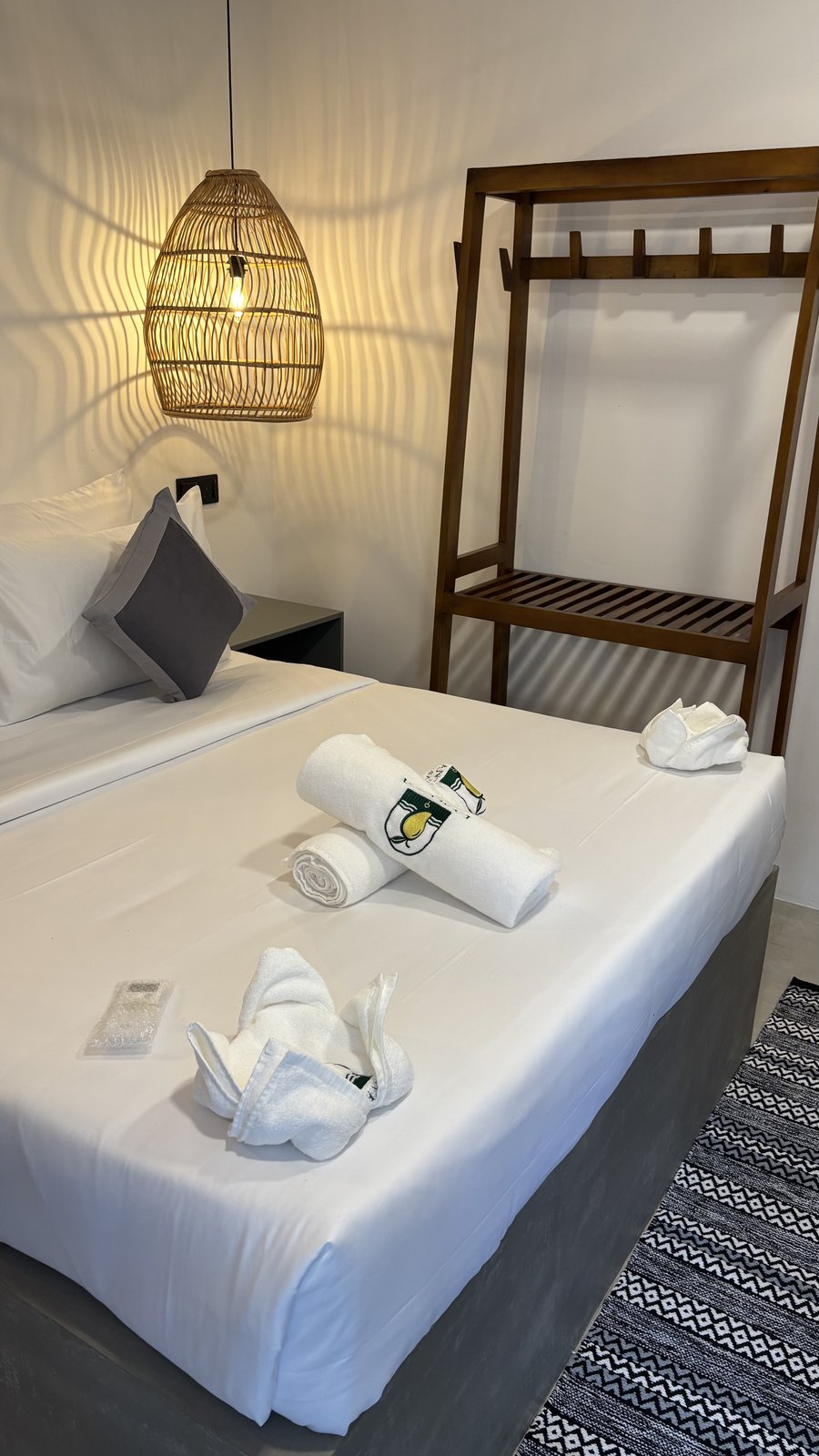 Sea deluxe double room at LÁ MANGÁ with a double bed, wardrobe and rattan lighting